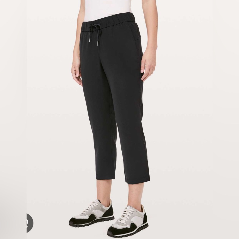 Lululemon pants LIKE NEW - ON THE FLY CROP *23"